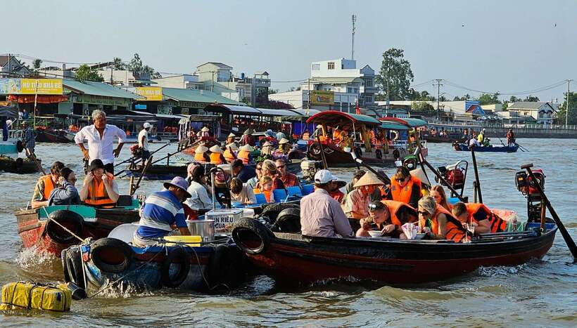4 Day's Mekong Delta With Tra Su Forest Exit Phnom Penh - Day 1: Vinh Trang Pagoda, hand-rowed sampan canals, and Ben Tre coconut candy