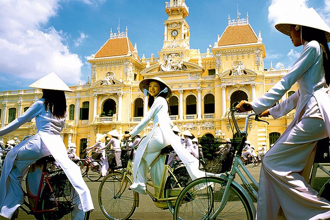 Ho Chi Minh City by Night - Dinner on River Junk - Cruise dinner with live music: how the meal and show work together