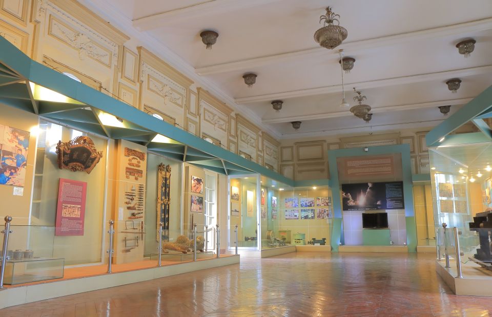 Ho Chi Minh City: History Museum and Ben Thanh Market Tour - Food sampler and market etiquette: tasting without guessing