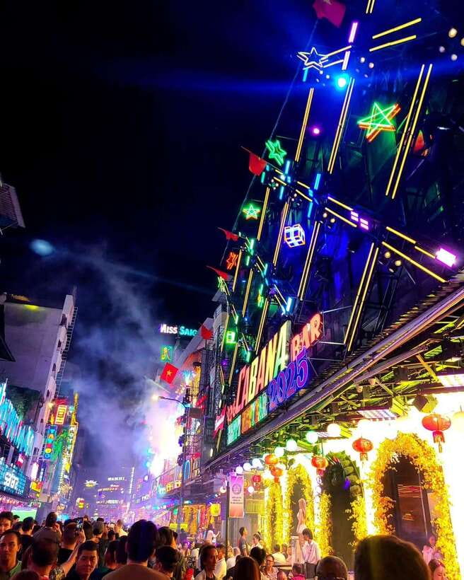 Ho Chi Minh City Street Food Private Tour With Dancing Bar - Beer Stops and Sidewalk Atmosphere on Bùi Viện and The Gangs