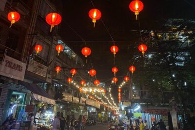 Ho Chi Minh City: Street Food & Sightseeing Tour with Local Guide - Stop 1: Thích Quảng Đức Monument starts the route with meaning