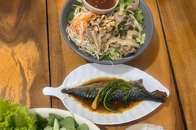 Ho Chi Minh Street Food & City Sights with Local Female Guide - Your Route: Districts You’ll Pass and Landmarks You’ll See