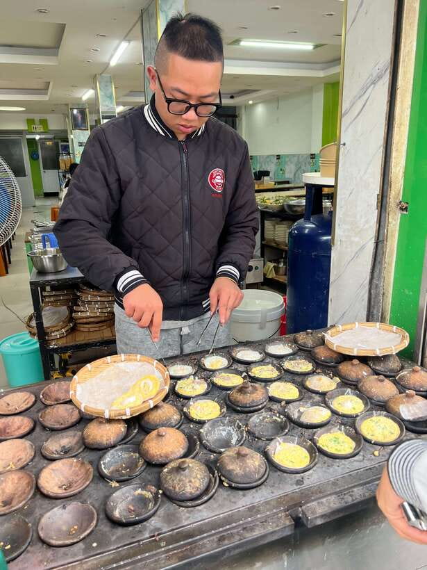 Ho Chi Minh Street Food Private Tour With Funny Guide - Two Ways to Eat: Luxury-Comfort Street Food vs Truly Local Vendors