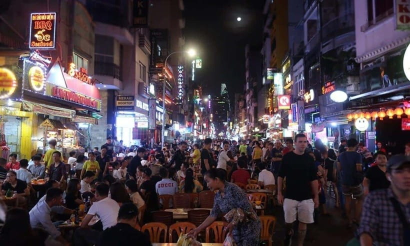 Ho Chi Minh: Tasty Vegan Food and local Beer by Motorbike - District 10 and the wholesale flower market maze
