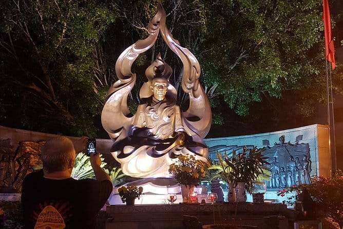 Night Food Tour in Saigon By Scooter - Stop 2: Ho Thi Ky Flower Market
