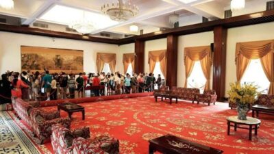 Private Saigon Highlights Tour by Car – Flexible Half Day - Notre-Dame Cathedral and Saigon Central Post Office: French icons with real context