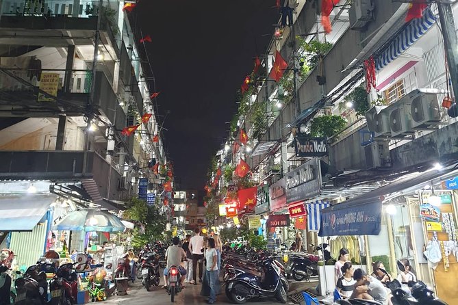 Private sight-seeing motorbike tour with local expert/student in HCMC - Stop 3: District 5 Chinatown lanes (Chợ Lớn) and the food-street vibe
