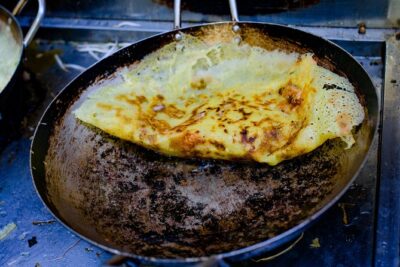 Private Street Food Evening Walking Tour in Ho Chi Minh City - Stop 1 at Street Food Man: the rice-pancake duo (Banh Xeo and Banh Khot)