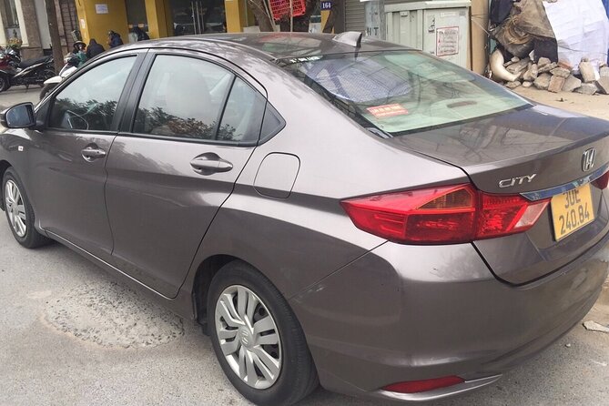 Private transfer Tan Son Nhat airport - Hotels in Ho Chi Minh - The ride setup: shared-arrival feel with group-sized vehicles