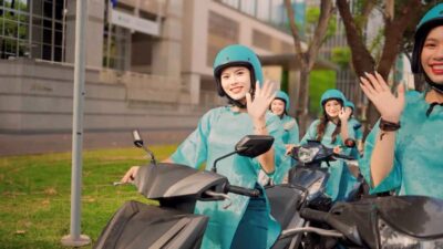 Saigon: Street Food Tasting & Sightseeing Tour by Motorbike - Scooters in traffic: how this stays manageable