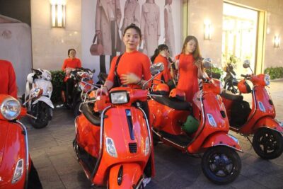 Saigon Vespa By Night Street Food With Female Riders Ao Dai - Stop 1: Seafood and Traditional Saigon Bites to Start the Night