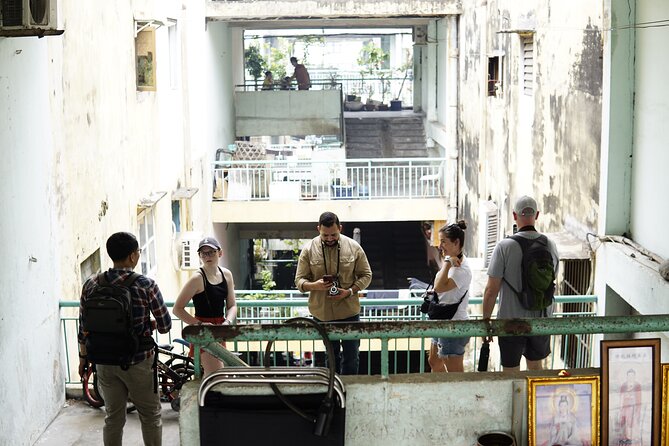 Using Medium Format film camera to discover Saigon - Wandering alley street markets with hands-on analog practice